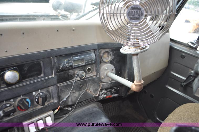 image for item G7433 1994 International 2574 dump truck