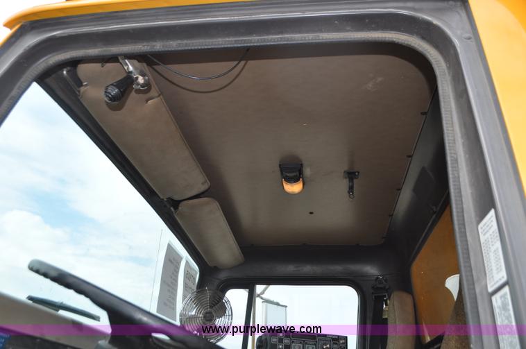 image for item G7433 1994 International 2574 dump truck
