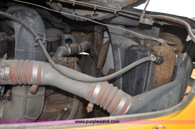 image for item G7433 1994 International 2574 dump truck