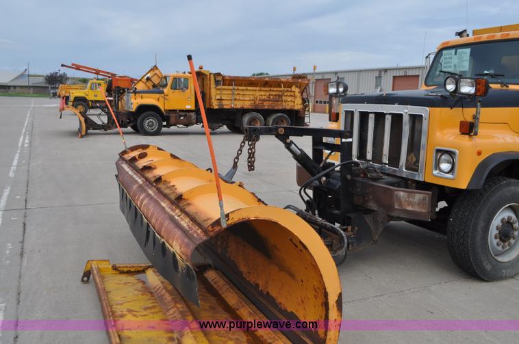 image for item G7433 1994 International 2574 dump truck