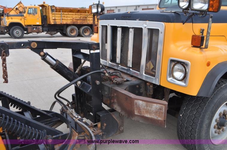 image for item G7433 1994 International 2574 dump truck
