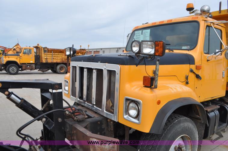 image for item G7433 1994 International 2574 dump truck