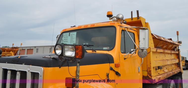 image for item G7433 1994 International 2574 dump truck