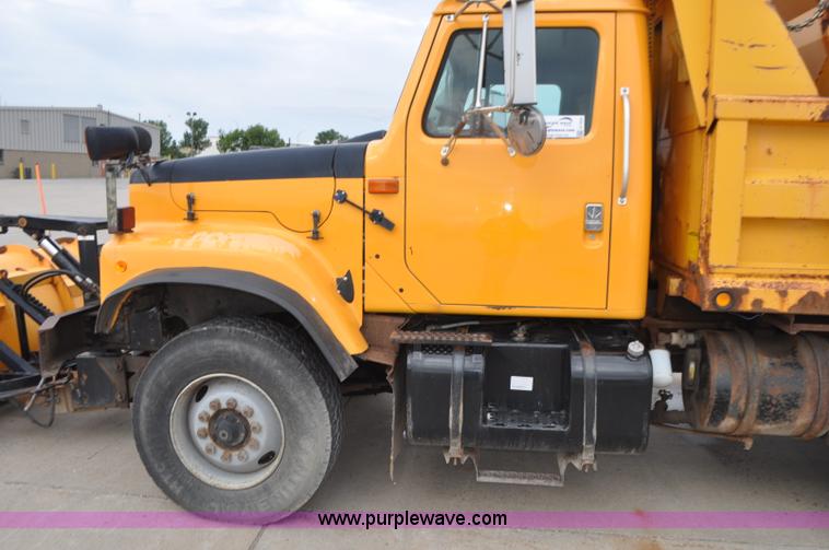 image for item G7433 1994 International 2574 dump truck