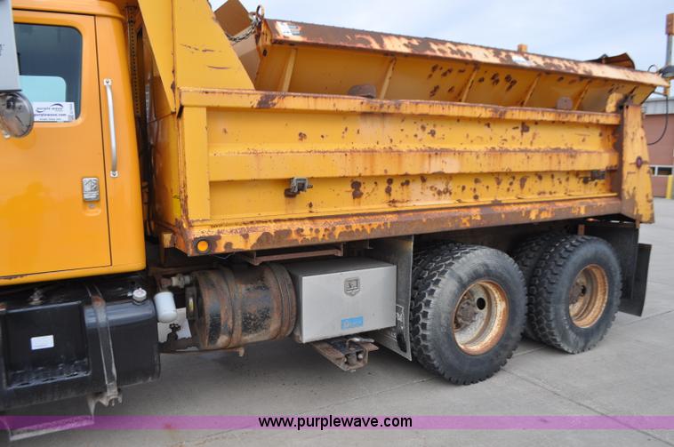 image for item G7433 1994 International 2574 dump truck