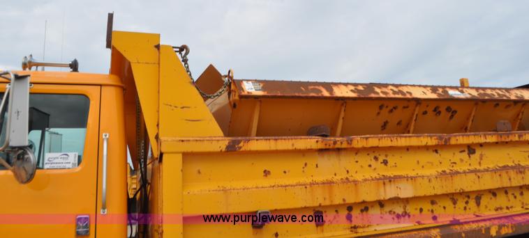 image for item G7433 1994 International 2574 dump truck