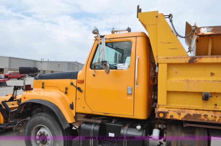 image for item G7433 1994 International 2574 dump truck