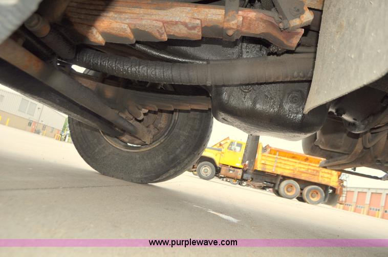 image for item G7433 1994 International 2574 dump truck