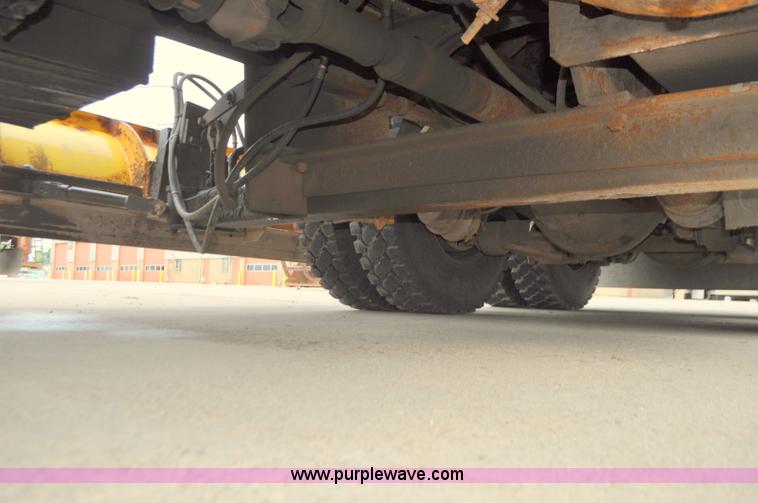 image for item G7433 1994 International 2574 dump truck