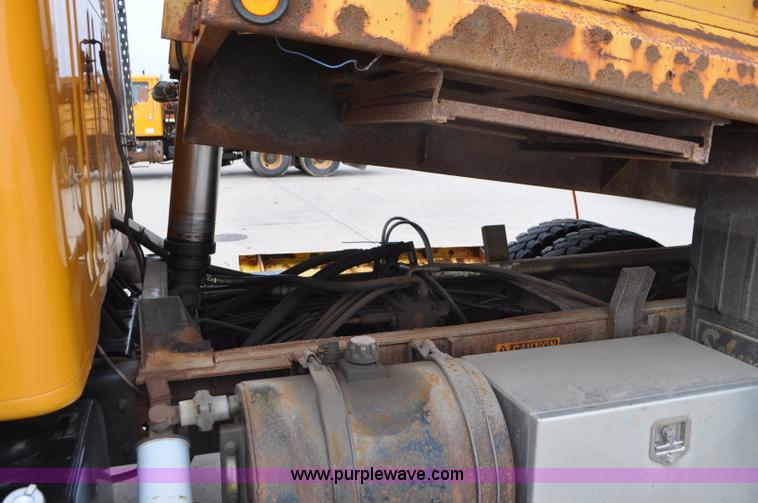 image for item G7433 1994 International 2574 dump truck