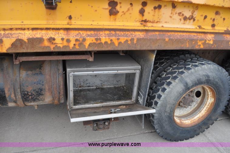 image for item G7433 1994 International 2574 dump truck