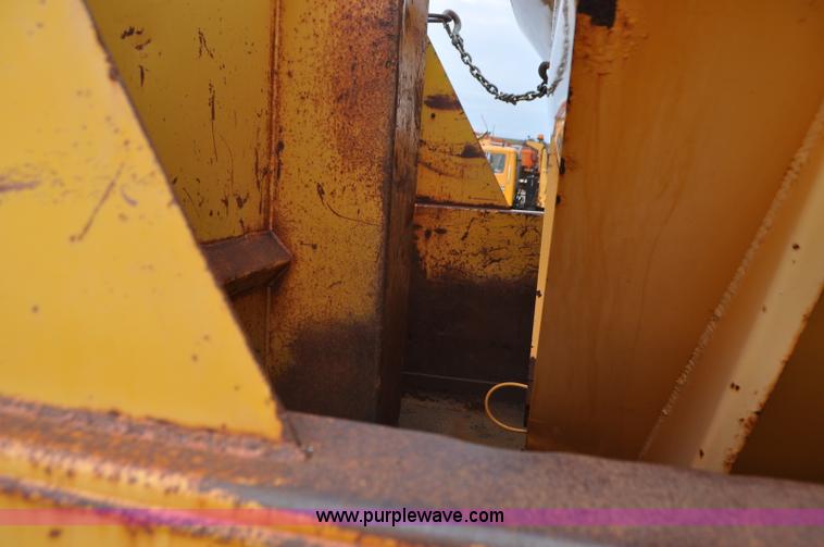 image for item G7433 1994 International 2574 dump truck