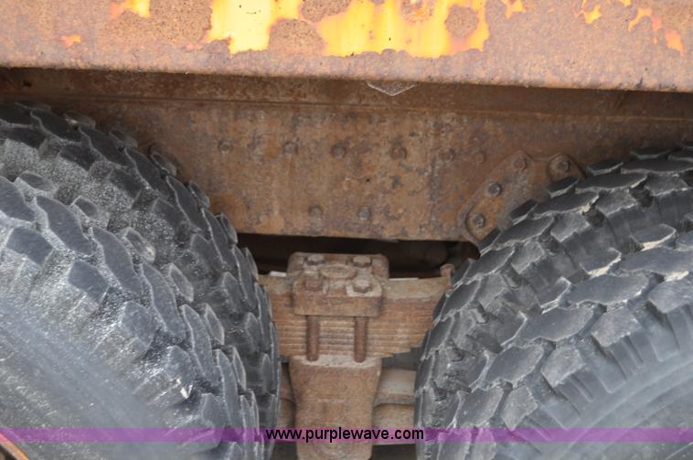image for item G7433 1994 International 2574 dump truck