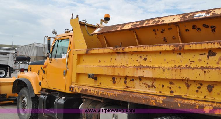 image for item G7433 1994 International 2574 dump truck