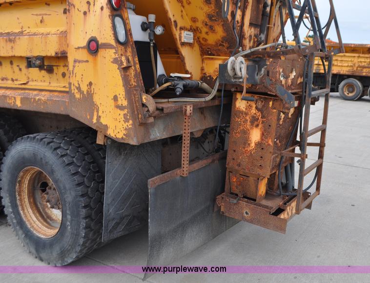 image for item G7433 1994 International 2574 dump truck