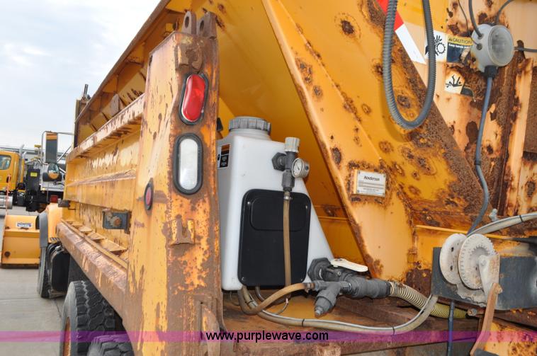 image for item G7433 1994 International 2574 dump truck