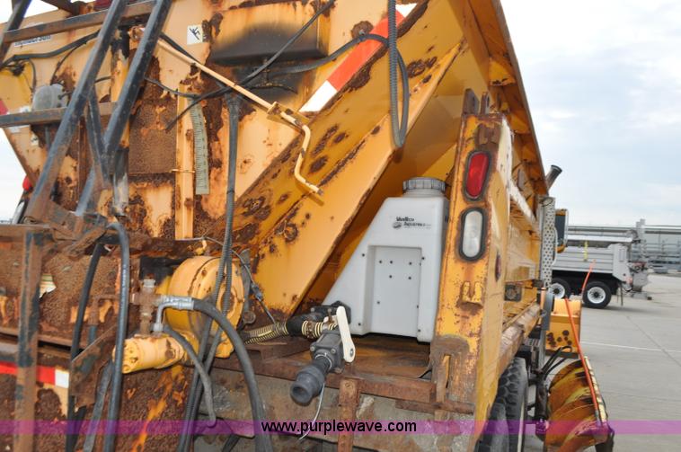 image for item G7433 1994 International 2574 dump truck