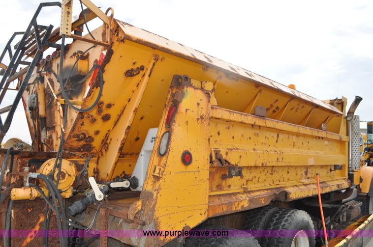 image for item G7433 1994 International 2574 dump truck