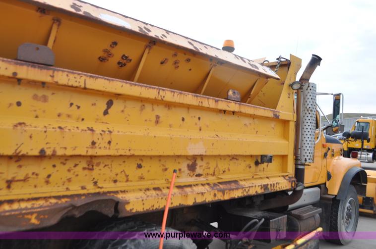 image for item G7433 1994 International 2574 dump truck