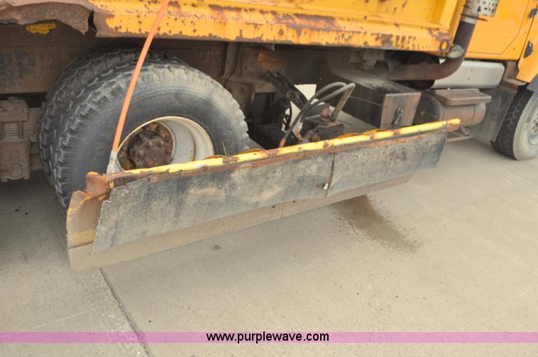 image for item G7433 1994 International 2574 dump truck