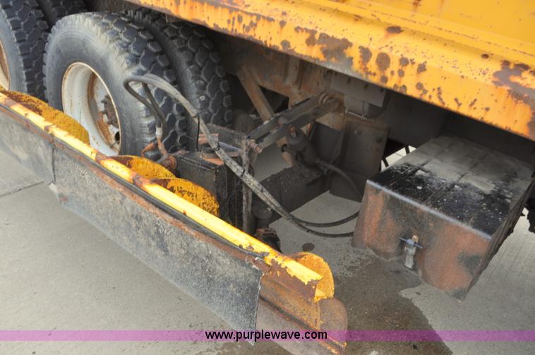 image for item G7433 1994 International 2574 dump truck