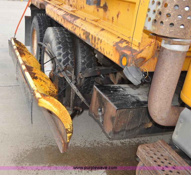 image for item G7433 1994 International 2574 dump truck