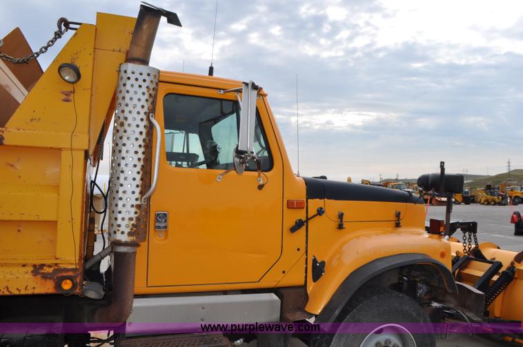 image for item G7433 1994 International 2574 dump truck