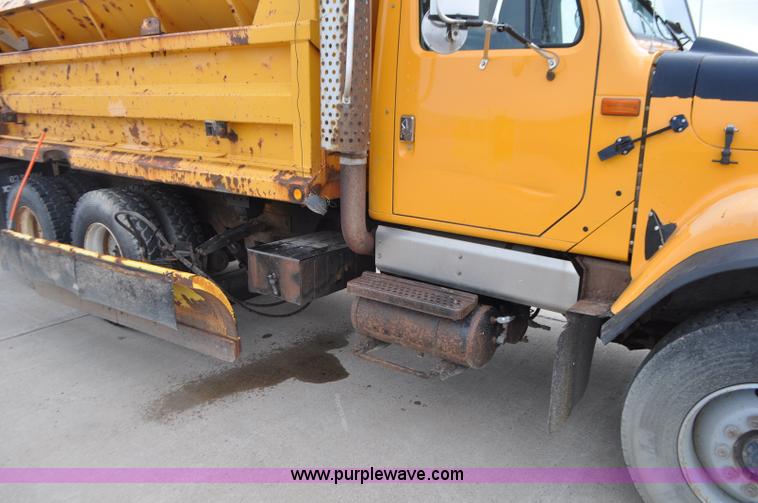 image for item G7433 1994 International 2574 dump truck