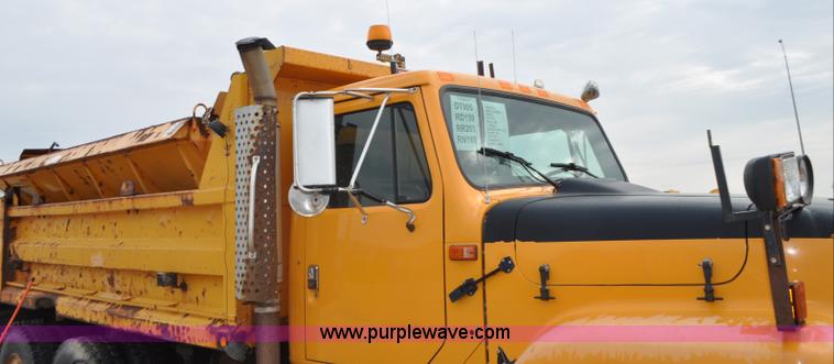 image for item G7433 1994 International 2574 dump truck