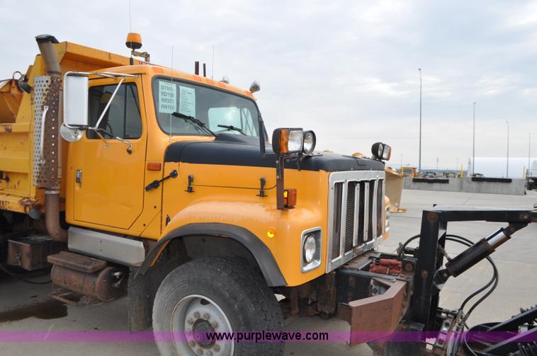 image for item G7433 1994 International 2574 dump truck
