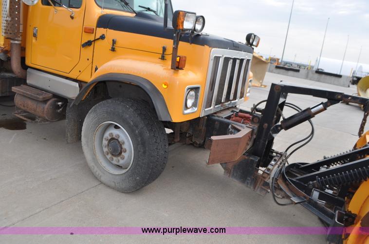 image for item G7433 1994 International 2574 dump truck