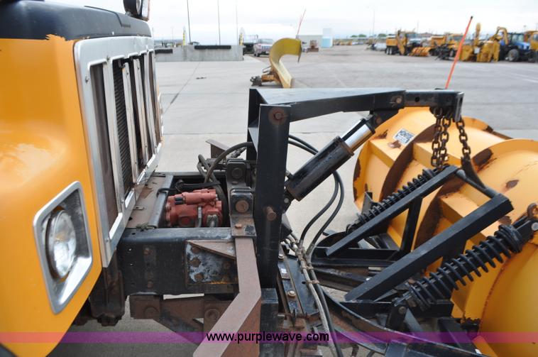 image for item G7433 1994 International 2574 dump truck