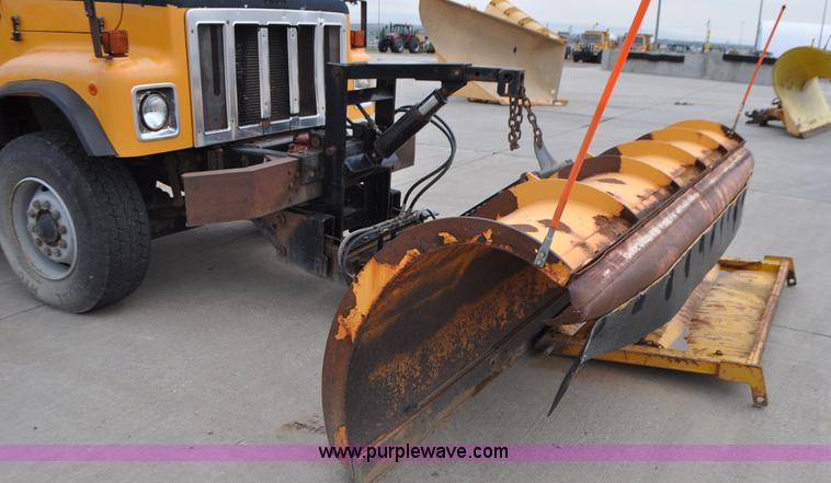 image for item G7433 1994 International 2574 dump truck