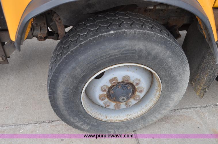 image for item G7433 1994 International 2574 dump truck