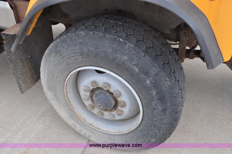 image for item G7433 1994 International 2574 dump truck