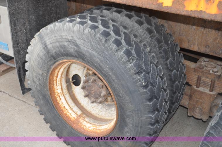 image for item G7433 1994 International 2574 dump truck