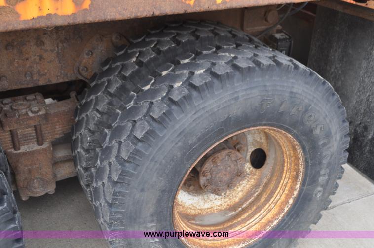 image for item G7433 1994 International 2574 dump truck