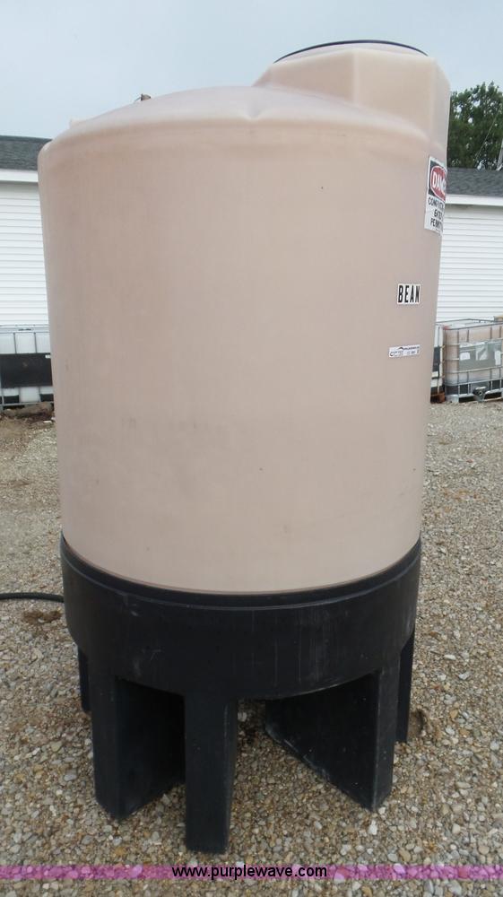 (2) poly storage tanks in Poseyville, IN Item CC9961 sold Purple Wave