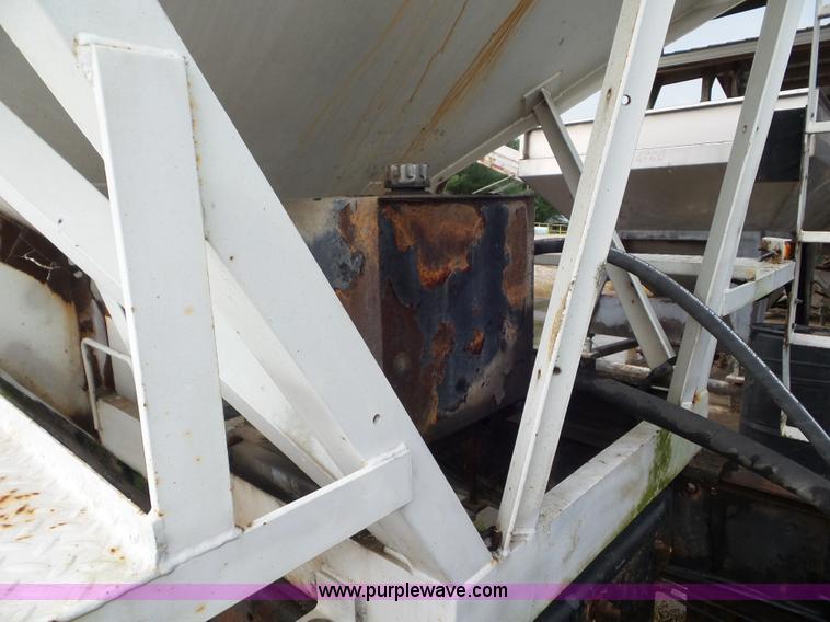 image for item CC9971 1985 International tender truck