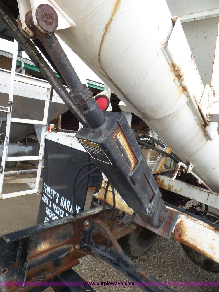 image for item CC9971 1985 International tender truck