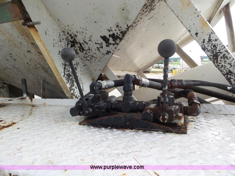 image for item CC9971 1985 International tender truck