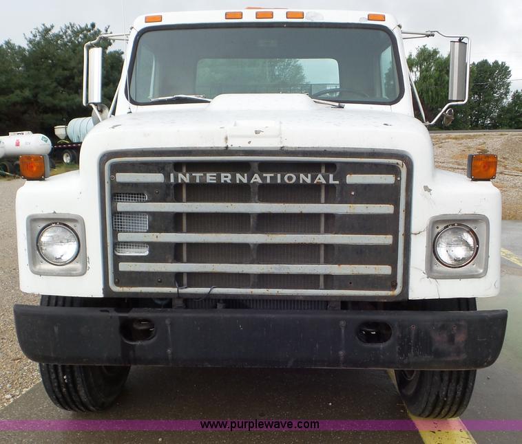 image for item CC9972 1985 International flatbed truck