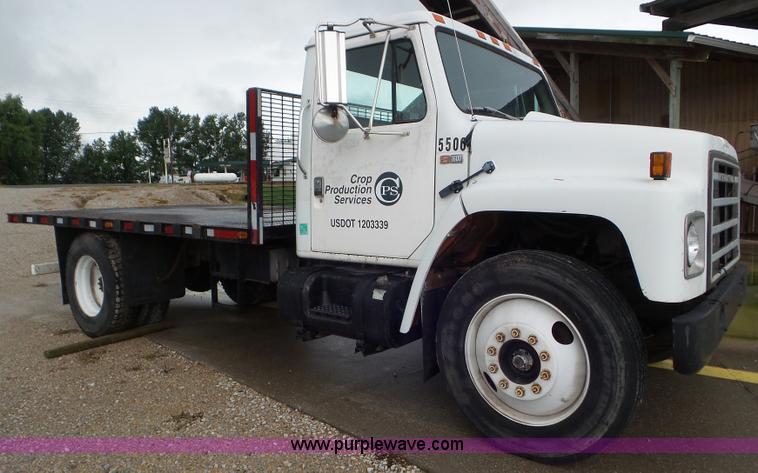 image for item CC9972 1985 International flatbed truck