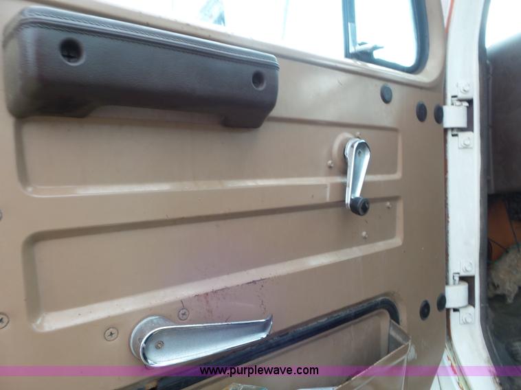 image for item CC9972 1985 International flatbed truck