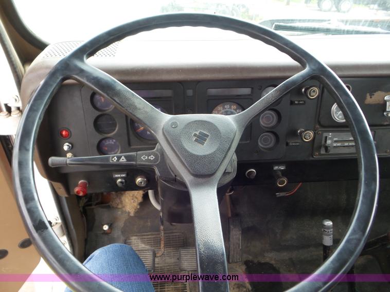 image for item CC9972 1985 International flatbed truck