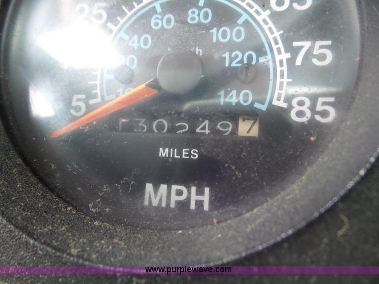 image for item CC9972 1985 International flatbed truck