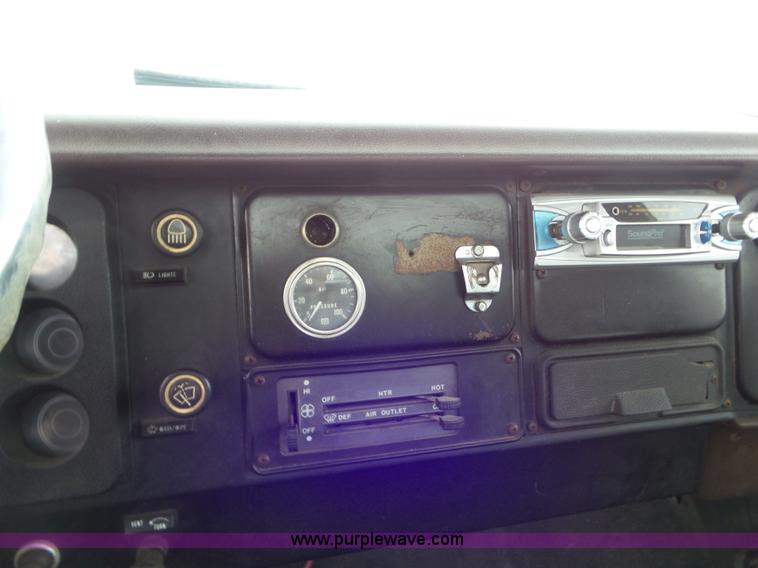 image for item CC9972 1985 International flatbed truck