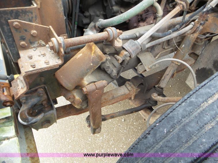 image for item CC9972 1985 International flatbed truck