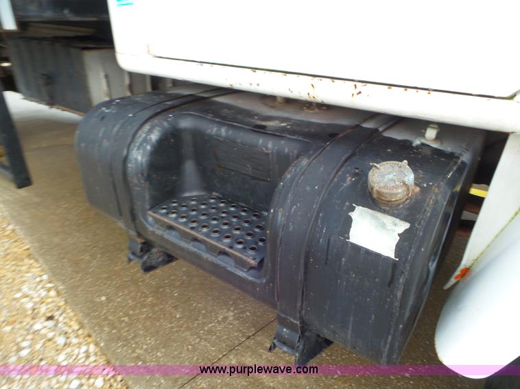 image for item CC9972 1985 International flatbed truck