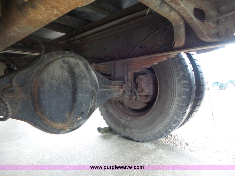 image for item CC9972 1985 International flatbed truck